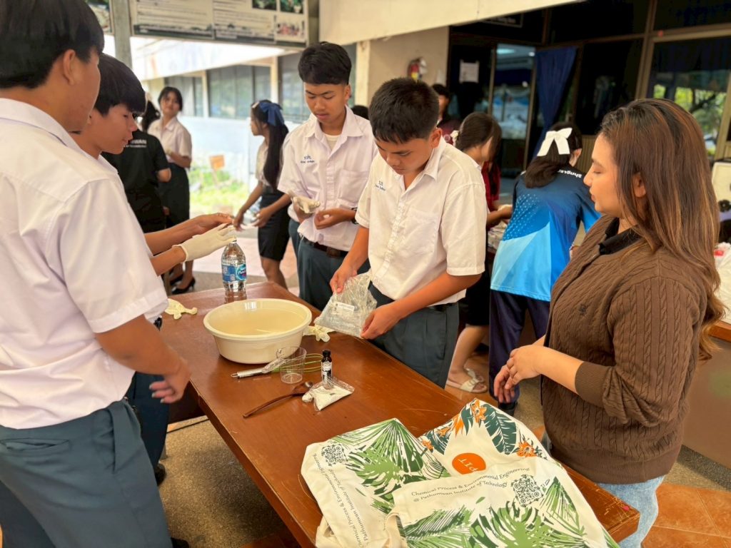 วศ. สาขาวิชาวิศวกรรมกระบวนการเคมีฯ จัดโครงการบริการวิชาการ “เกียร์ปทุมวันอาสา” กิจกรรมสบู่เหลวสมุนไพร ณ วิทยาลัยเทคนิคปราจีนบุรี