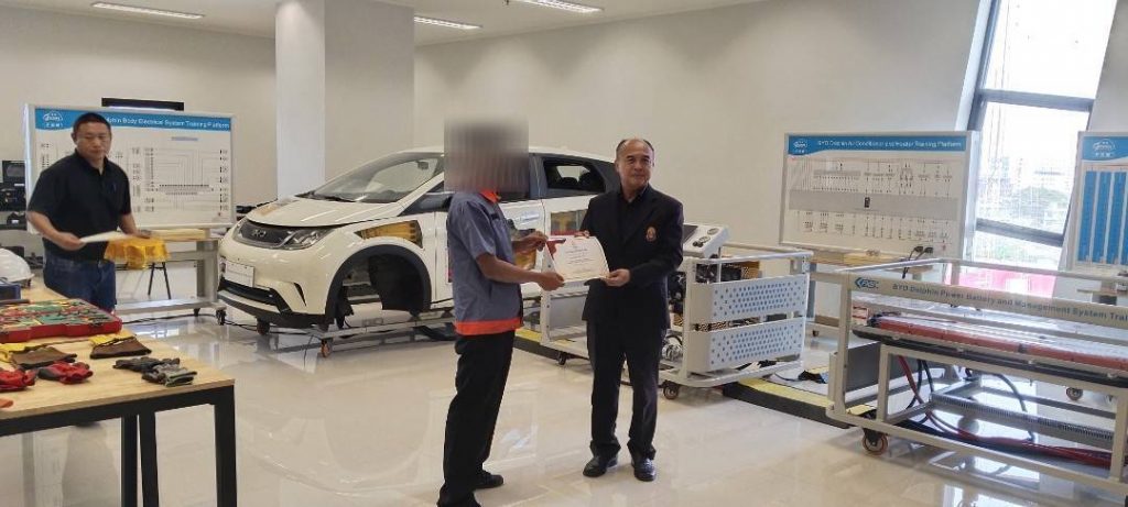 ส.ปทุมวัน มอบเกียรติบัตรแก่เยาวชน ผู้ผ่านการอบรมหลักสูตร “ไฟฟ้ารถยนต์”