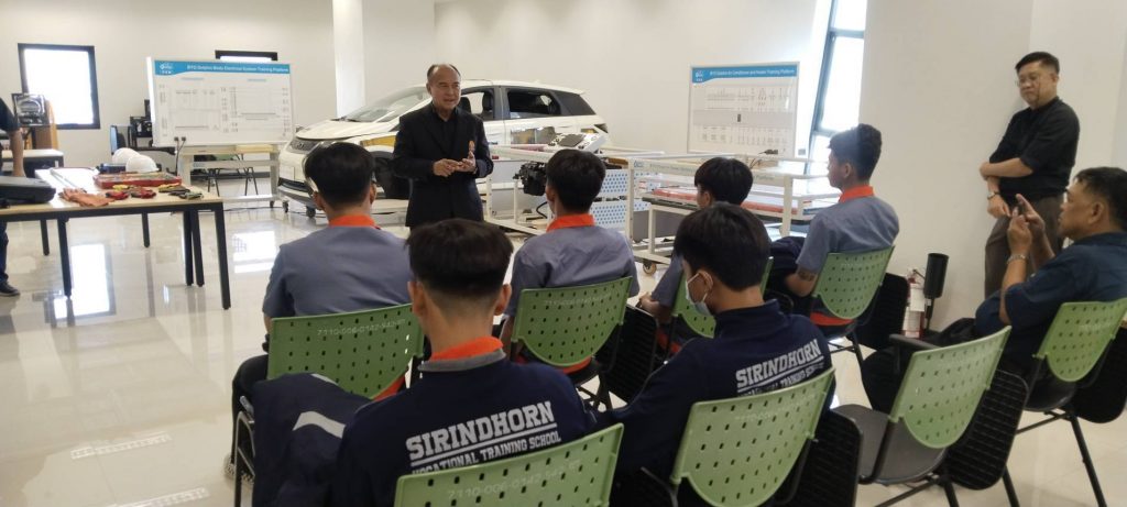 ส.ปทุมวัน มอบเกียรติบัตรแก่เยาวชน ผู้ผ่านการอบรมหลักสูตร “ไฟฟ้ารถยนต์”