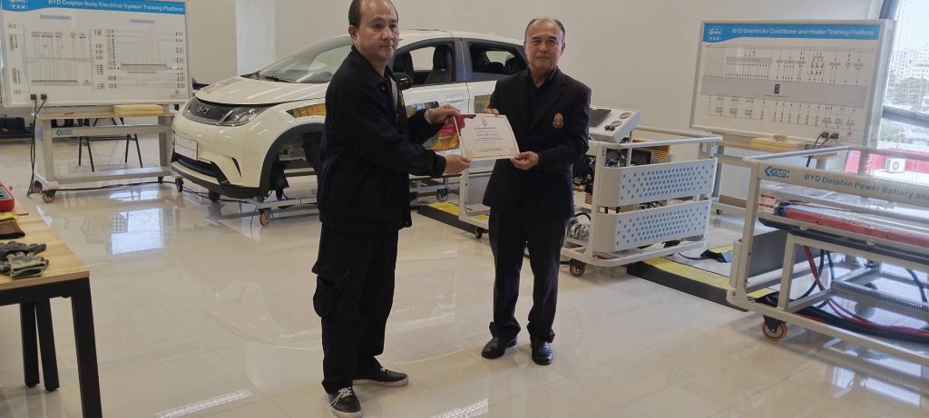 ส.ปทุมวัน มอบเกียรติบัตรแก่เยาวชน ผู้ผ่านการอบรมหลักสูตร “ไฟฟ้ารถยนต์”