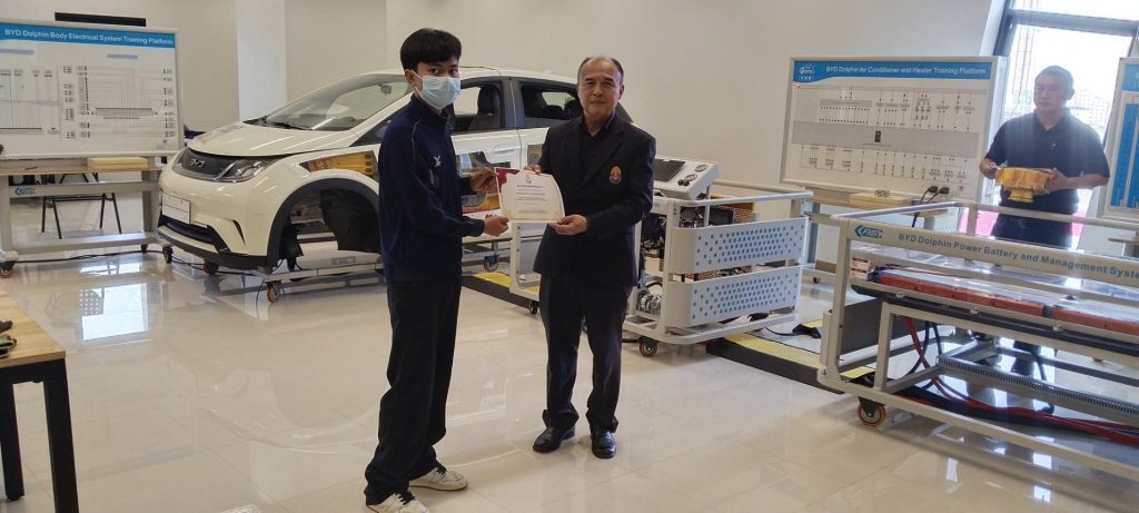 ส.ปทุมวัน มอบเกียรติบัตรแก่เยาวชน ผู้ผ่านการอบรมหลักสูตร “ไฟฟ้ารถยนต์”