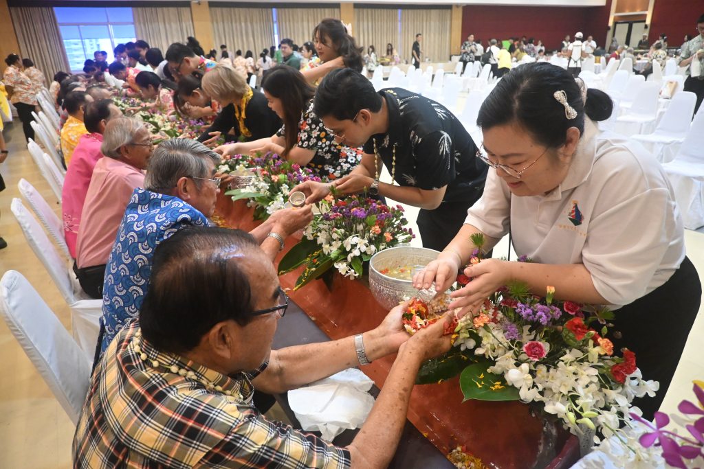 สทป. สืบสานวัฒนธรรมไทย จัดกิจกรรมรดน้ำดำหัวขอพรผู้สูงอายุและคณาจารย์ ประจำปี 2569