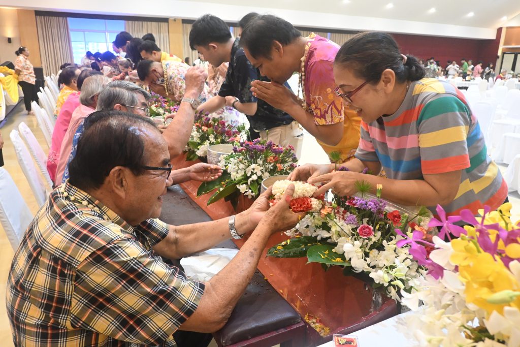 สทป. สืบสานวัฒนธรรมไทย จัดกิจกรรมรดน้ำดำหัวขอพรผู้สูงอายุและคณาจารย์ ประจำปี 2569