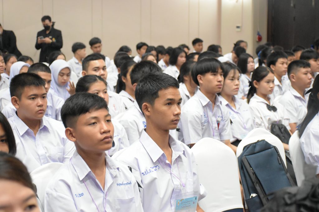 องคมนตรี เป็นประธานเปิดโครงการอบรมสัมมนา ในหัวข้อ “โรงเรียนในฝันของฉัน” สร้างฝันสู่ความจริง (Build Your Dreams)