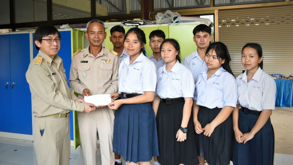 สถาบันฯ มอบเงินบริจาคเป็นทุนกิจการนักเรียนโรงเรียนศรีสวัสดิ์พิทยาคม กาญจนบุรี สถาบันฯ มอบเงินบริจาคเป็นทุนกิจการนักเรียนโรงเรียนศรีสวัสดิ์พิทยาคม กาญจนบุรี
