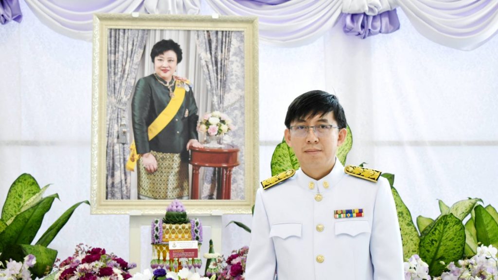 อธิการบดีทูลเกล้าฯ ถวายแจกันดอกไม้ พระเจ้าวรวงศ์เธอ พระองค์เจ้าโสมสวลี กรมหมื่นสุทธนารีนาถ