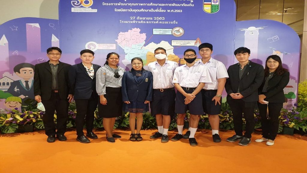 สาขาวิชาวิศวกรรมซอฟต์แวร์และระบบสารสนเทศ สถาบันเทคโนโลยีปทุมวัน และโรงเรียนราชวินิต นนทบุรี จังหวัดนนทบุรี เข้าร่วมนำเสนอผลงาน “หุ่นยนต์สัญญาณบลูทูธ”